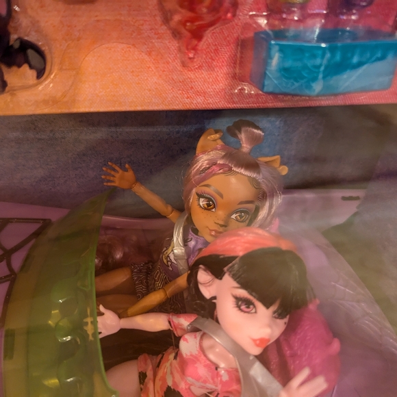 Monster High Clawdeen Wolf and Draculaura Fangtastic Road Trip Playset Dolls - Picture 3 of 5